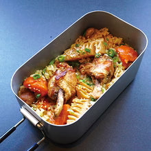 ご褒美メスティン飯　骨付き鶏肉とゴロゴロ具材の炊き込みご飯