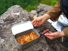 ご褒美メスティン飯　骨付き鶏肉とゴロゴロ具材の炊き込みご飯